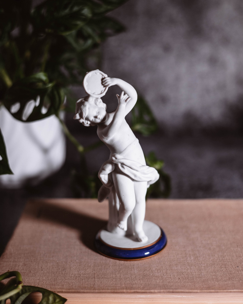 Porcelanowa figurka biskwitowa dziecko grające lata 60te