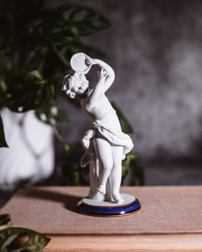Porcelanowa figurka biskwitowa dziecko grające lata 60te