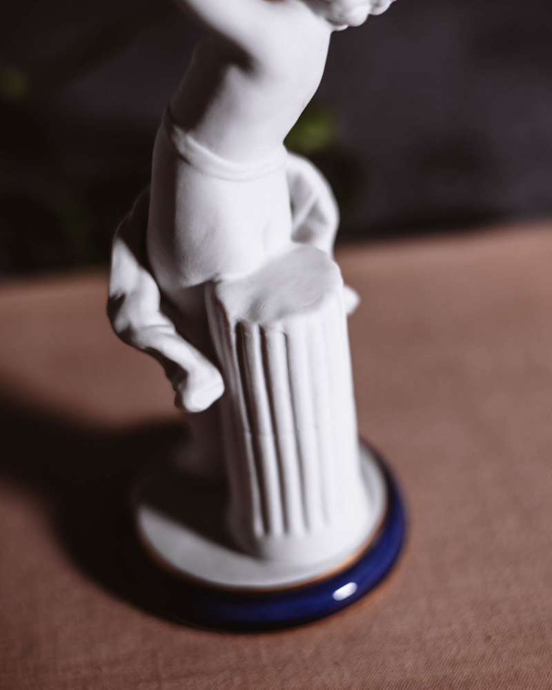 Porcelanowa figurka biskwitowa dziecko grające lata 60te