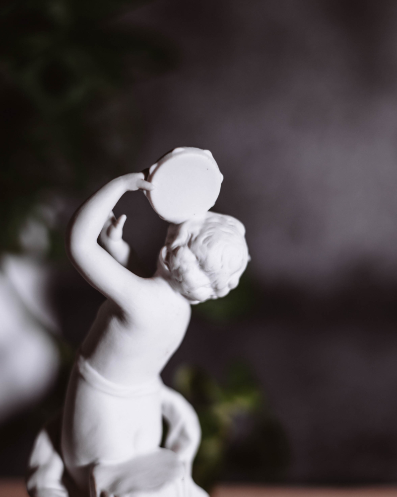 Porcelanowa figurka biskwitowa dziecko grające lata 60te