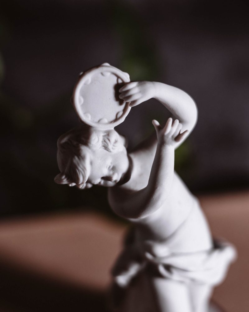 Porcelanowa figurka biskwitowa dziecko grające lata 60te