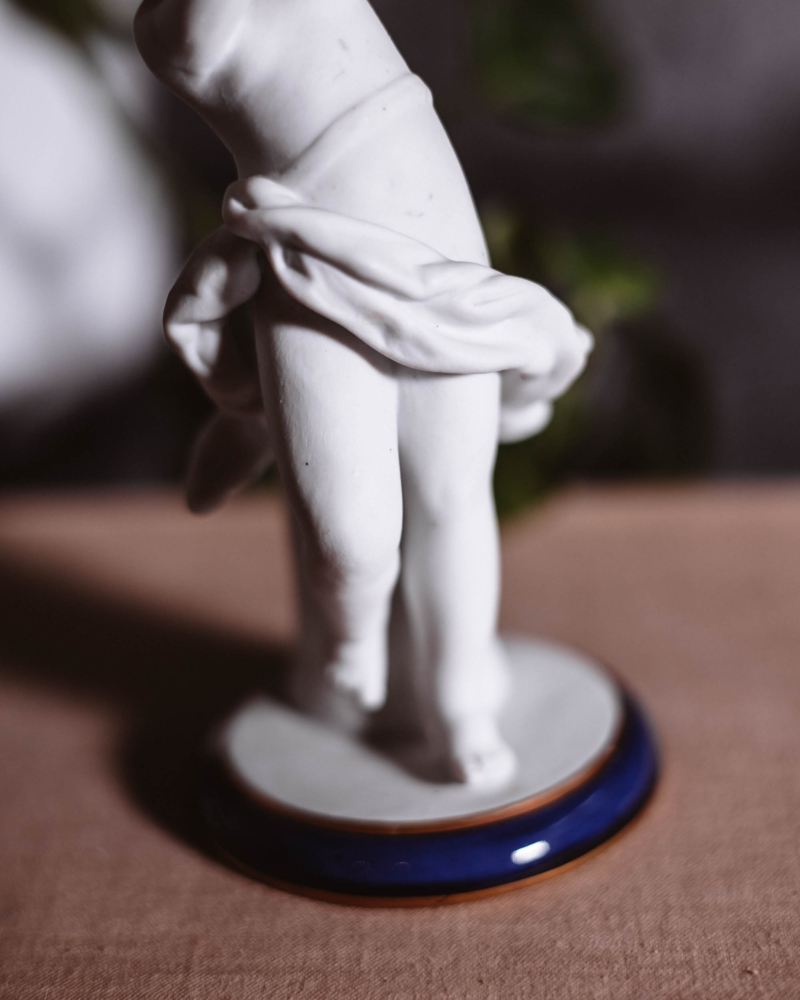Porcelanowa figurka biskwitowa dziecko grające lata 60te