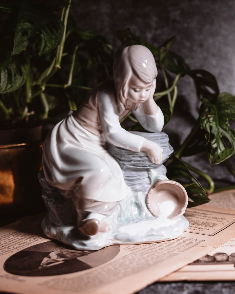 Figurka rozmyślającej kobiety Nao Lladro lata 90te