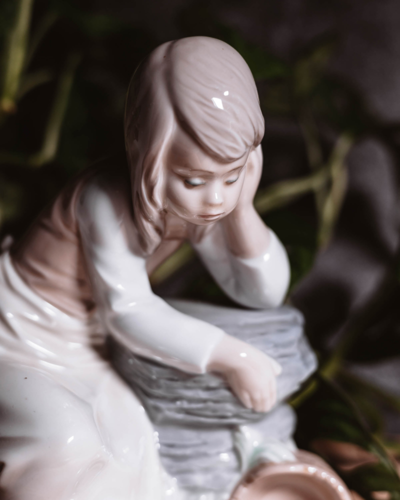 Figurka odpoczywającej kobiety Nao Lladro lata 80te