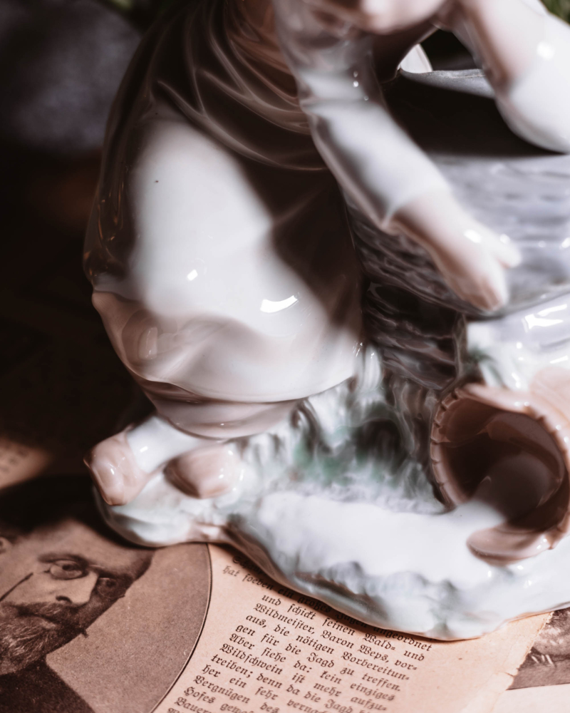 Figurka odpoczywającej kobiety Nao Lladro lata 80te