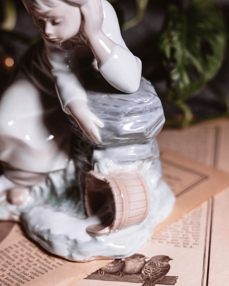 Figurka odpoczywającej kobiety Nao Lladro lata 80te