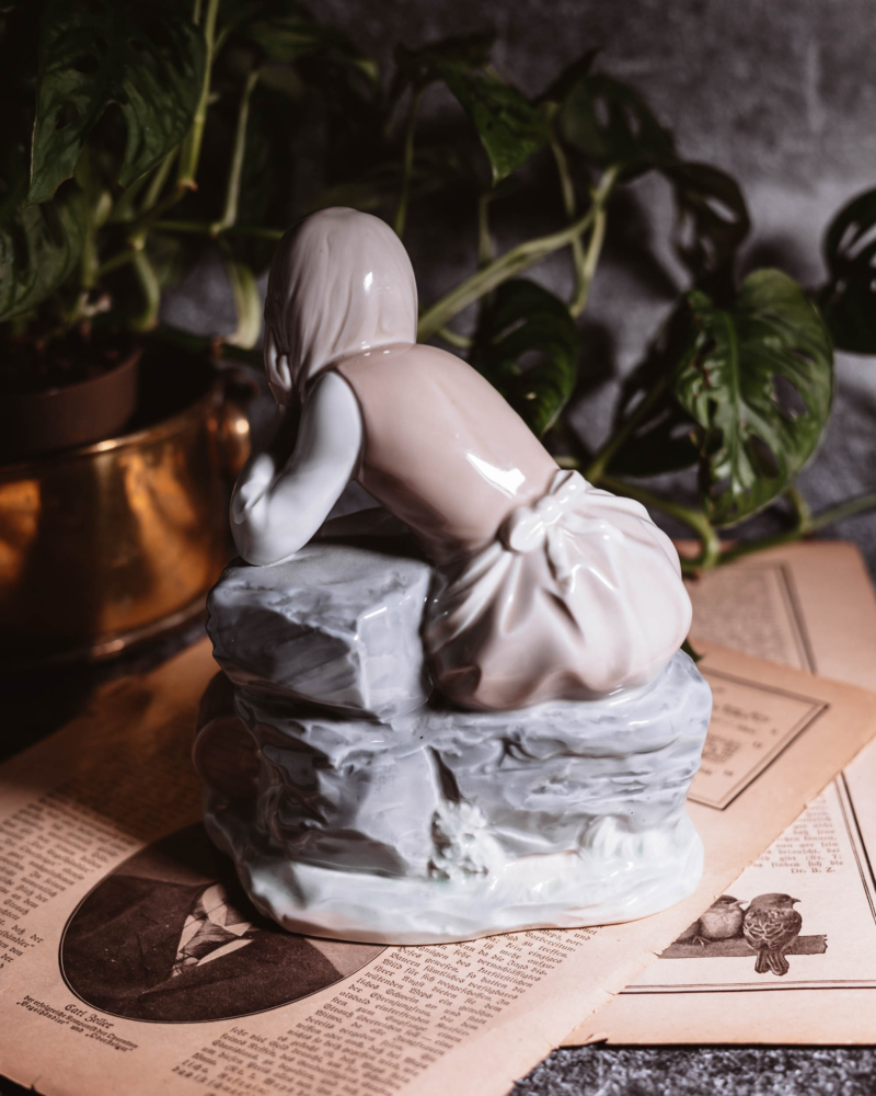 Figurka odpoczywającej kobiety Nao Lladro lata 80te