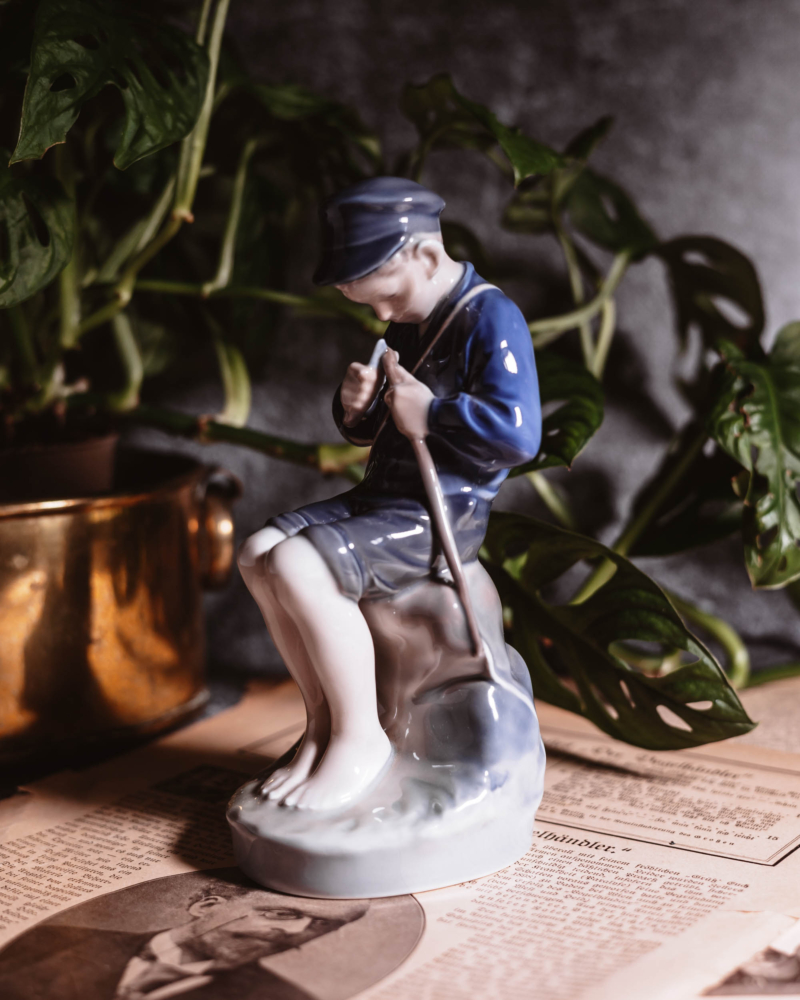 Figurka dziecka strugającego patyk Royal Copenhagen lata 50te