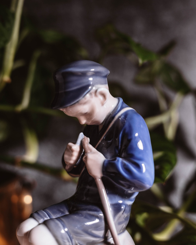 Figurka dziecka strugającego patyk Royal Copenhagen lata 50te