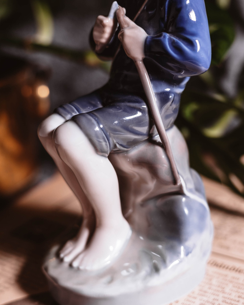 Figurka dziecka strugającego patyk Royal Copenhagen lata 50te