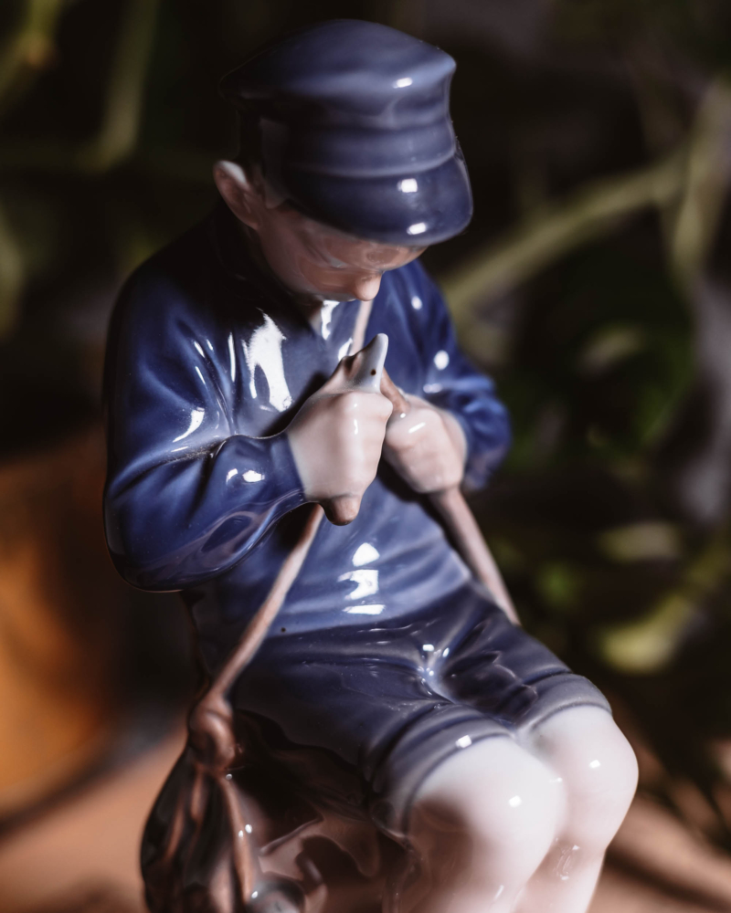 Figurka dziecka strugającego patyk Royal Copenhagen lata 50te