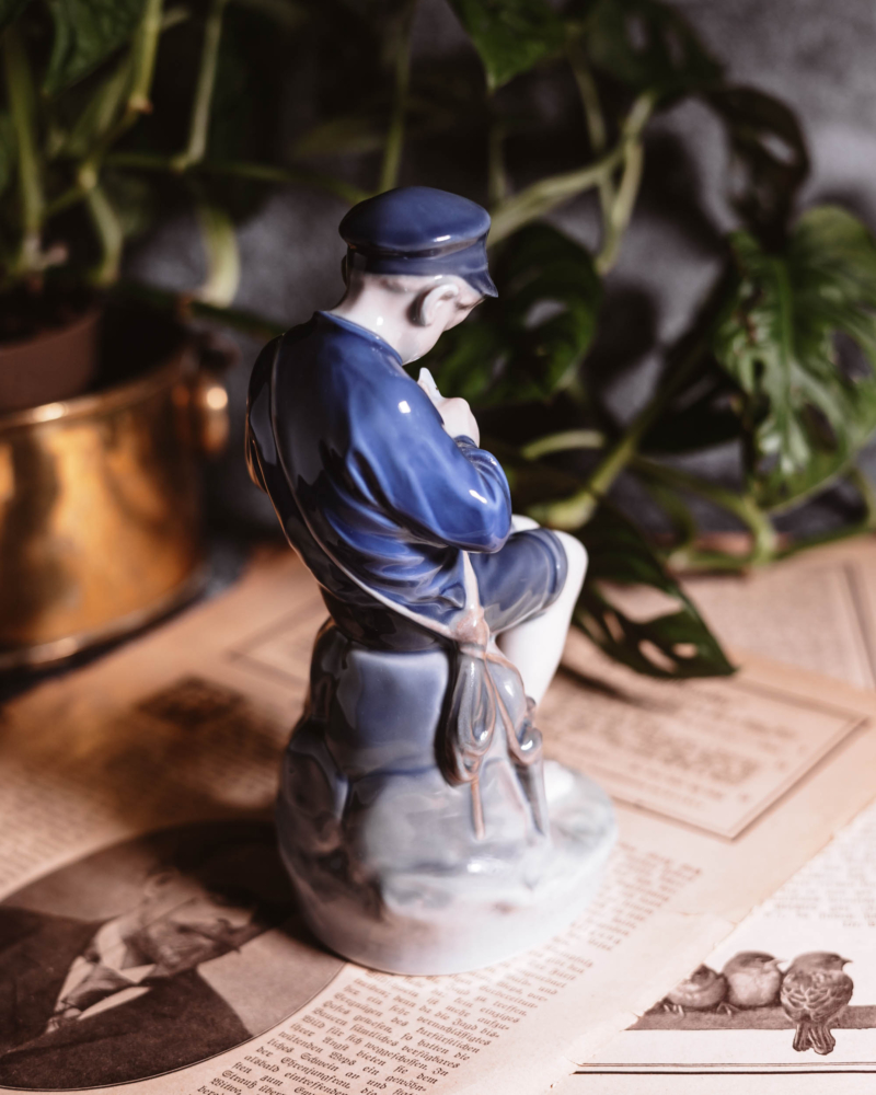 Figurka dziecka strugającego patyk Royal Copenhagen lata 50te