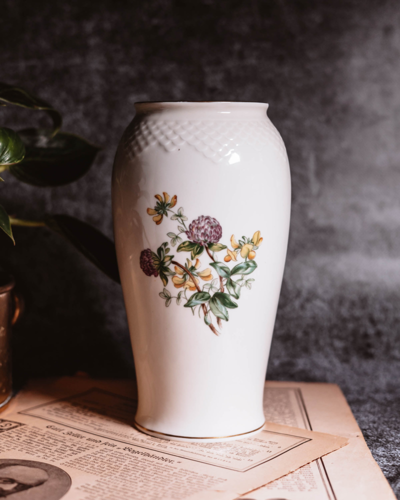 Porcelanowy wazon Bing Grondahl z bukietem kwiatów lata 50te