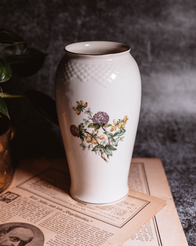 Porcelanowy wazon Bing Grondhal z bukietem kwiatów lata 50te
