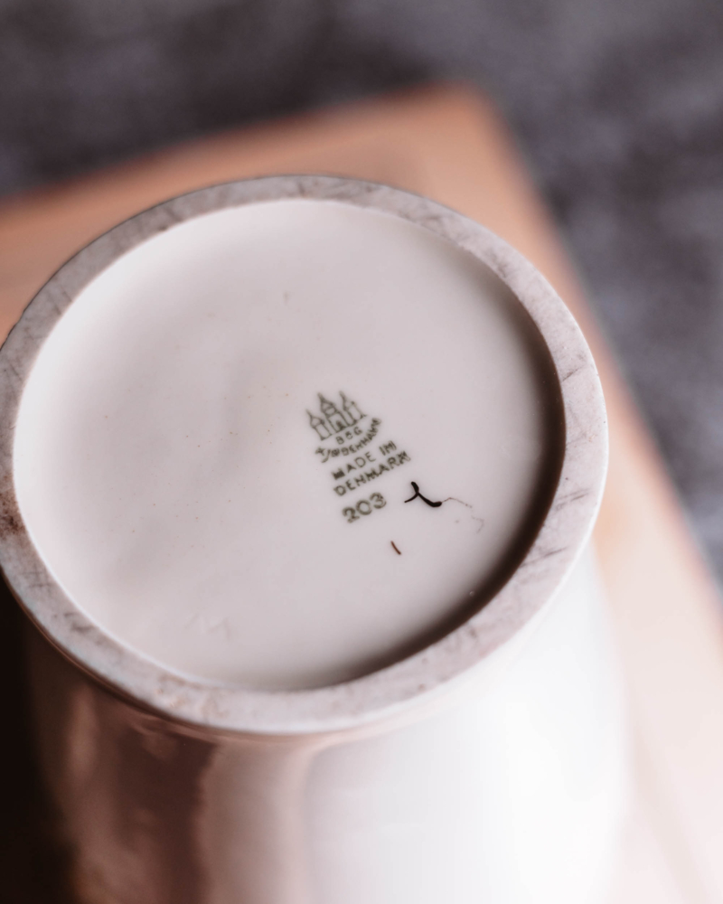 Porcelanowy wazon Bing Grondhal z bukietem kwiatów lata 50te