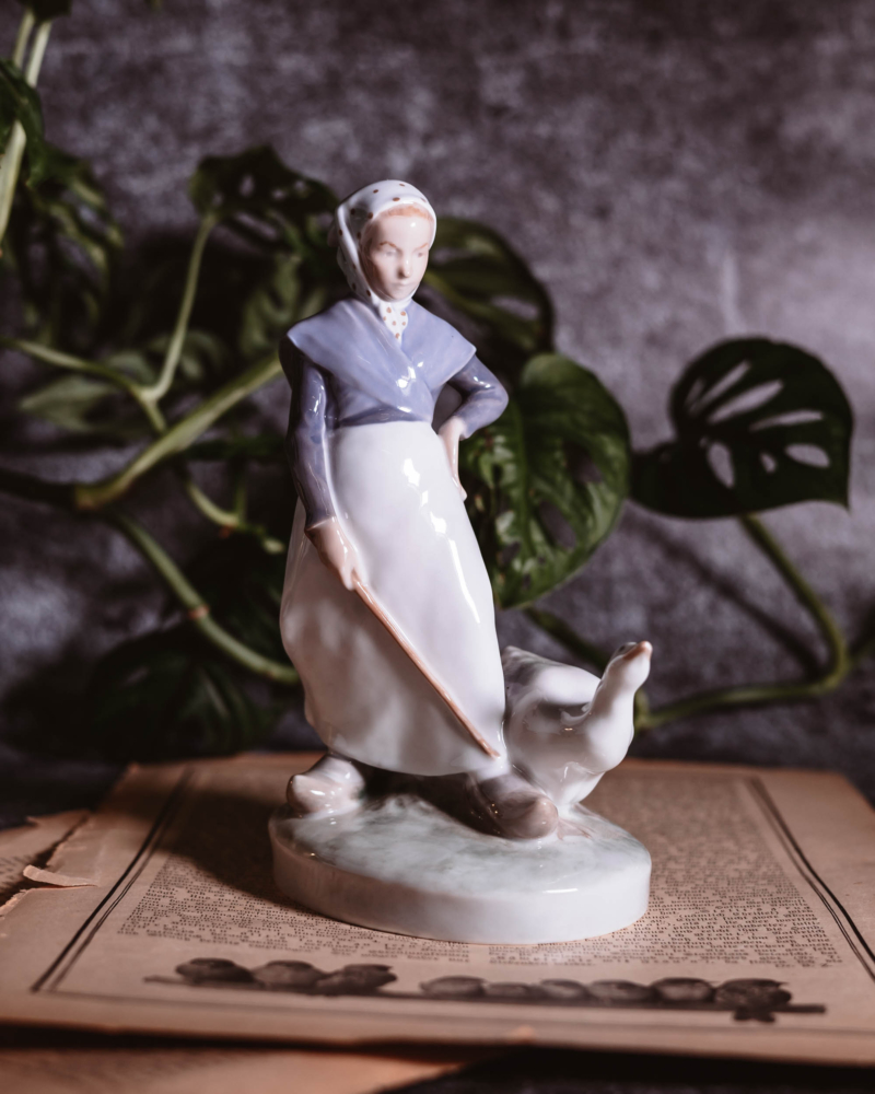 Figurka pasterki z gąską Royal Copenhagen lata 50te