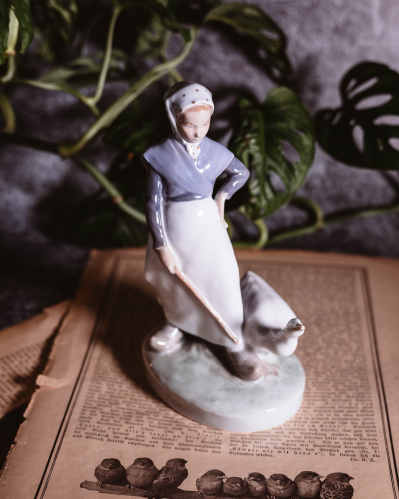 Figurka pasterki z gąską Royal Copenhagen lata 50te
