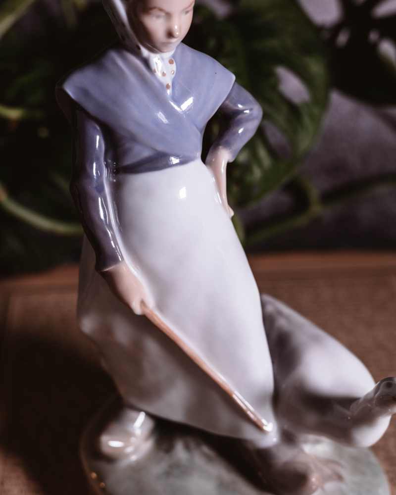 Figurka pasterki z gąską Royal Copenhagen lata 50te