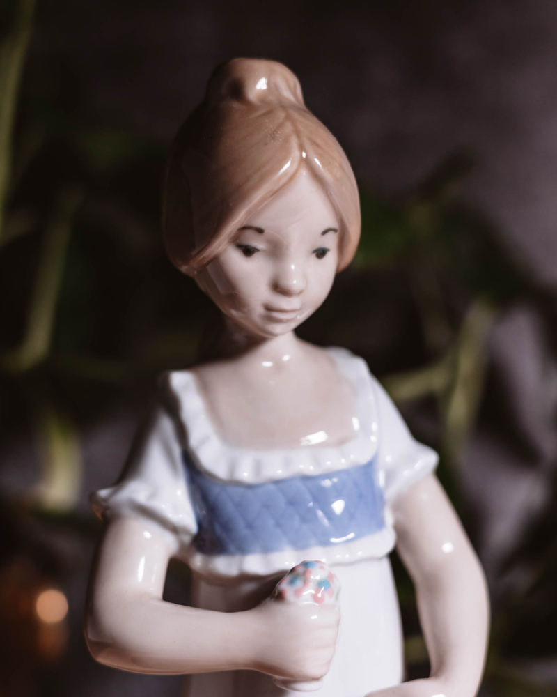 Figurka kobiety z bukietem Rex Valencia lata 90te