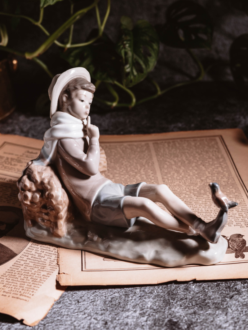 Figurka rozmyślającego chłopca Lladro lata 70te