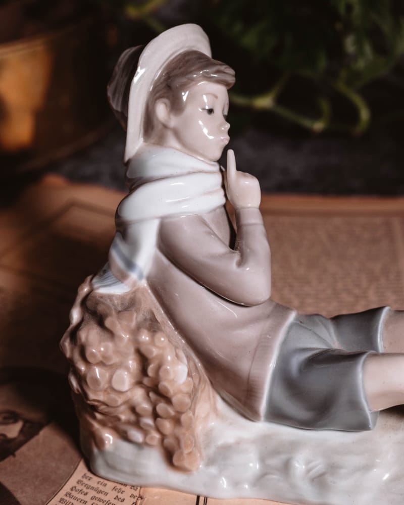 figurka-siedzacego-chlopca-lladro-lata-90te-20250916-0252 Figurka rozmyślającego chłopca Lladro lata 70te