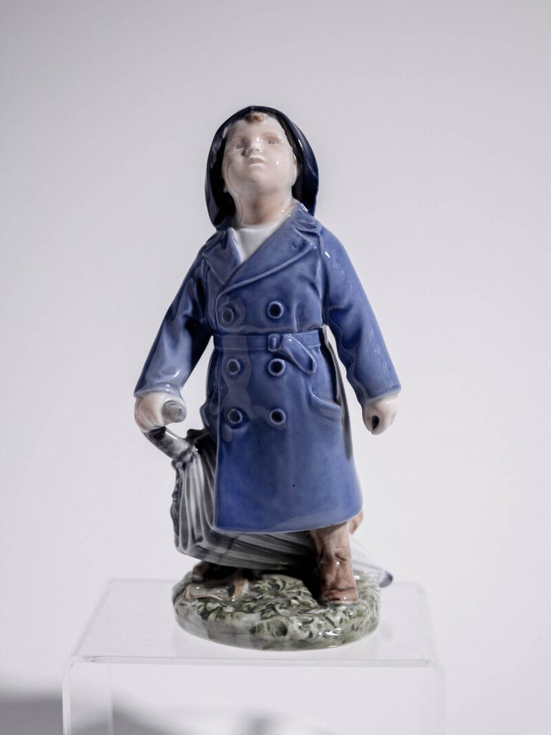 figurka-chlopca-z-parasolka-royal-copenhagen-20260422-0603 Figurka chłopiec z parasolem Royal Copenhagen 3556 lata 50te