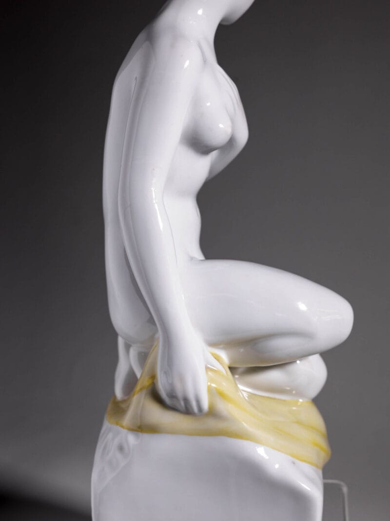 figurka-nagiej-kobiety-hollohaza-20260618-0894 Porcelanowa figurka damy Wiosenny wiatr Hollóháza lata 60te