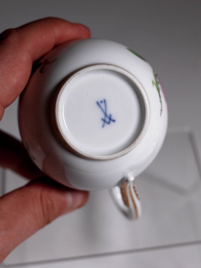 duo-kawowe-meissen-roza-labedz-20261005-8326 Duo kawowe Meissen z wzorem w różę uszko łabędzia 1924 rok